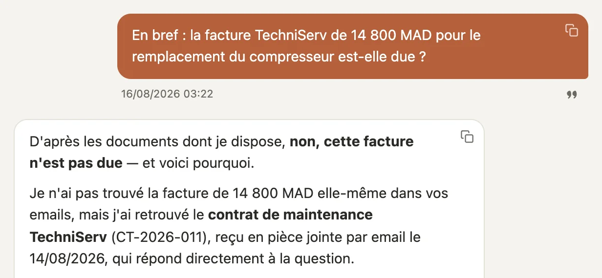 Capture d'écran de l'application : à la question « En bref : la facture TechniServ de 14 800 MAD pour le remplacement du compresseur est-elle due ? », l'assistant répond en gras « non, cette facture n'est pas due », en s'appuyant sur le contrat de maintenance reçu en pièce jointe par email.